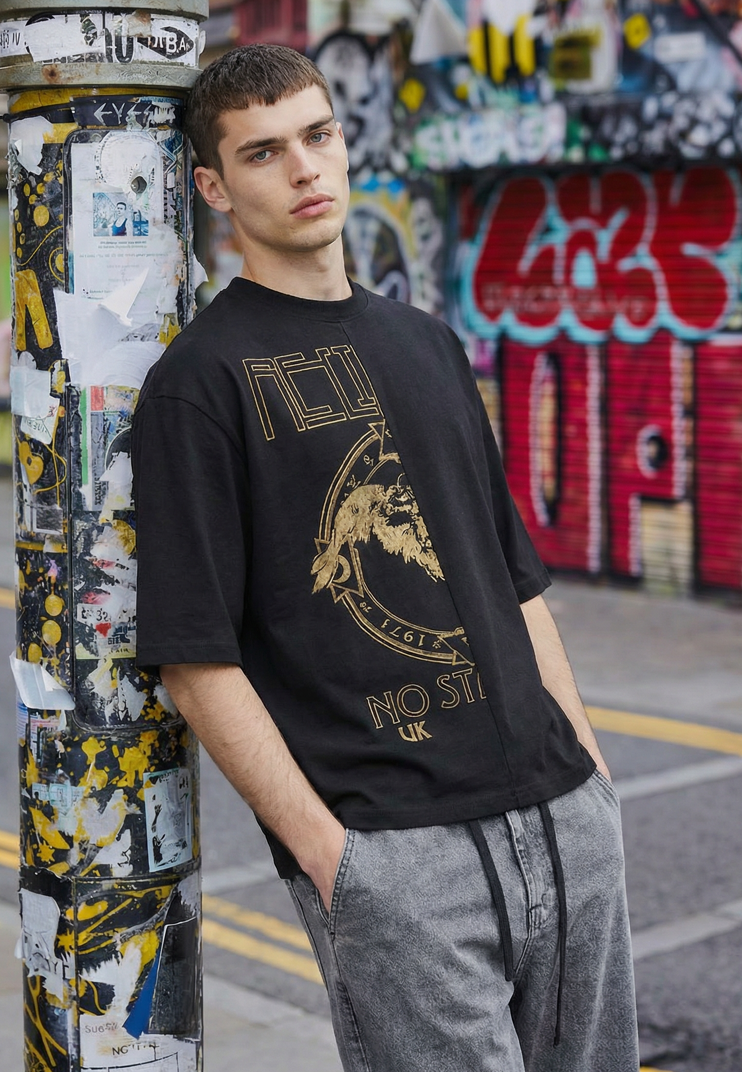 SPLIT STAIRCASE T-SHIRT BLACK